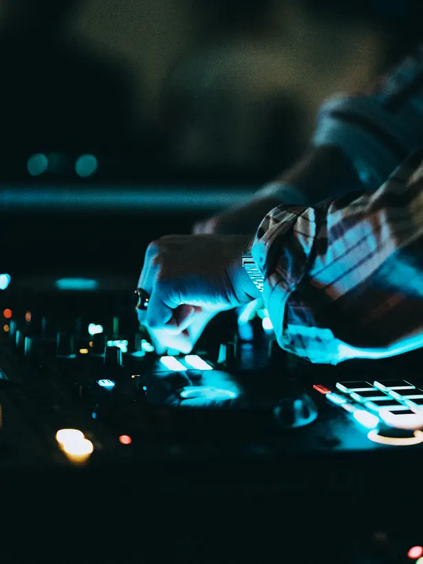 DJ-pult közelről, kék fényben